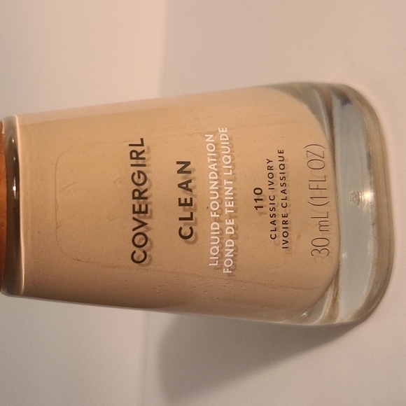 Covergirl Clean liquid Foundation - Picture 2 of 4